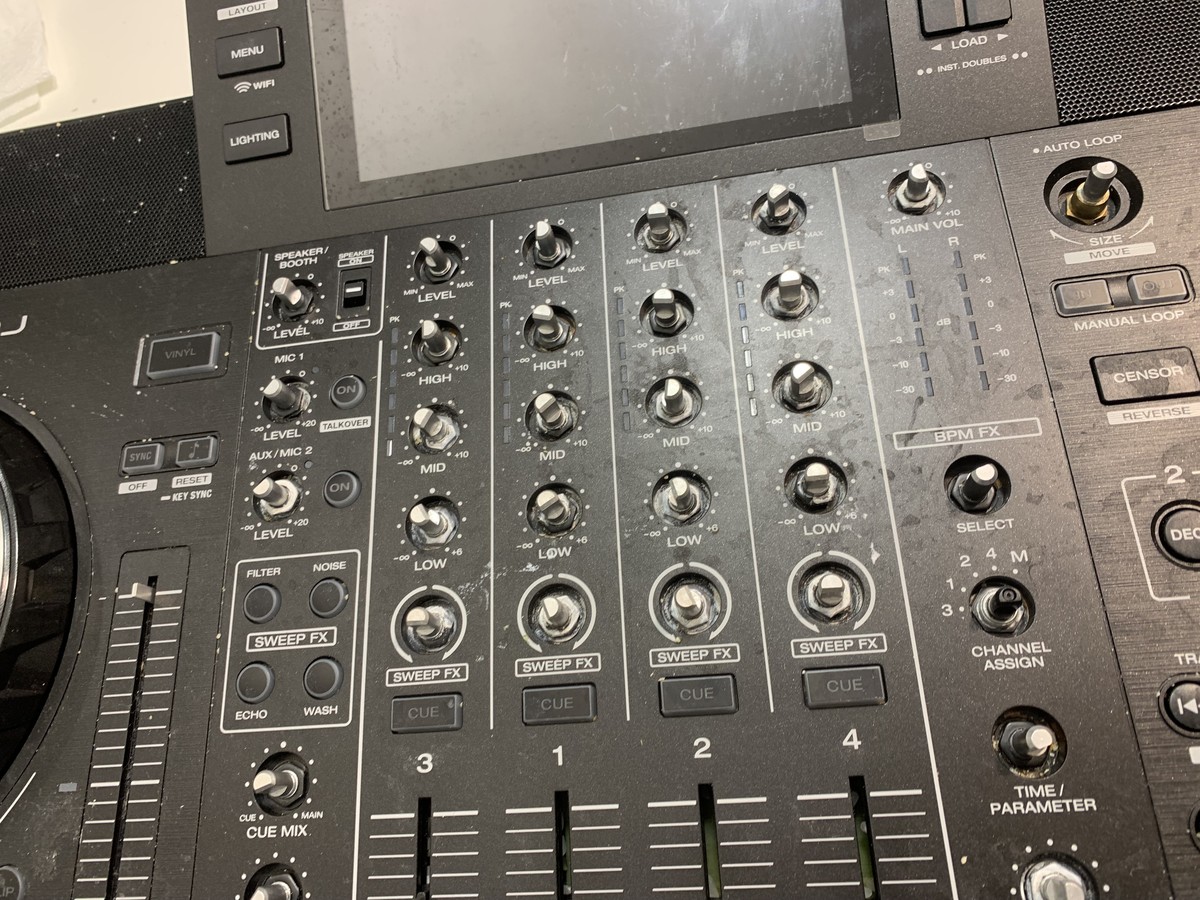 Elektronika kontrolera Denon SC Live 4 po zalaniu podczas naprawy w serwisie AudioLabs.pl