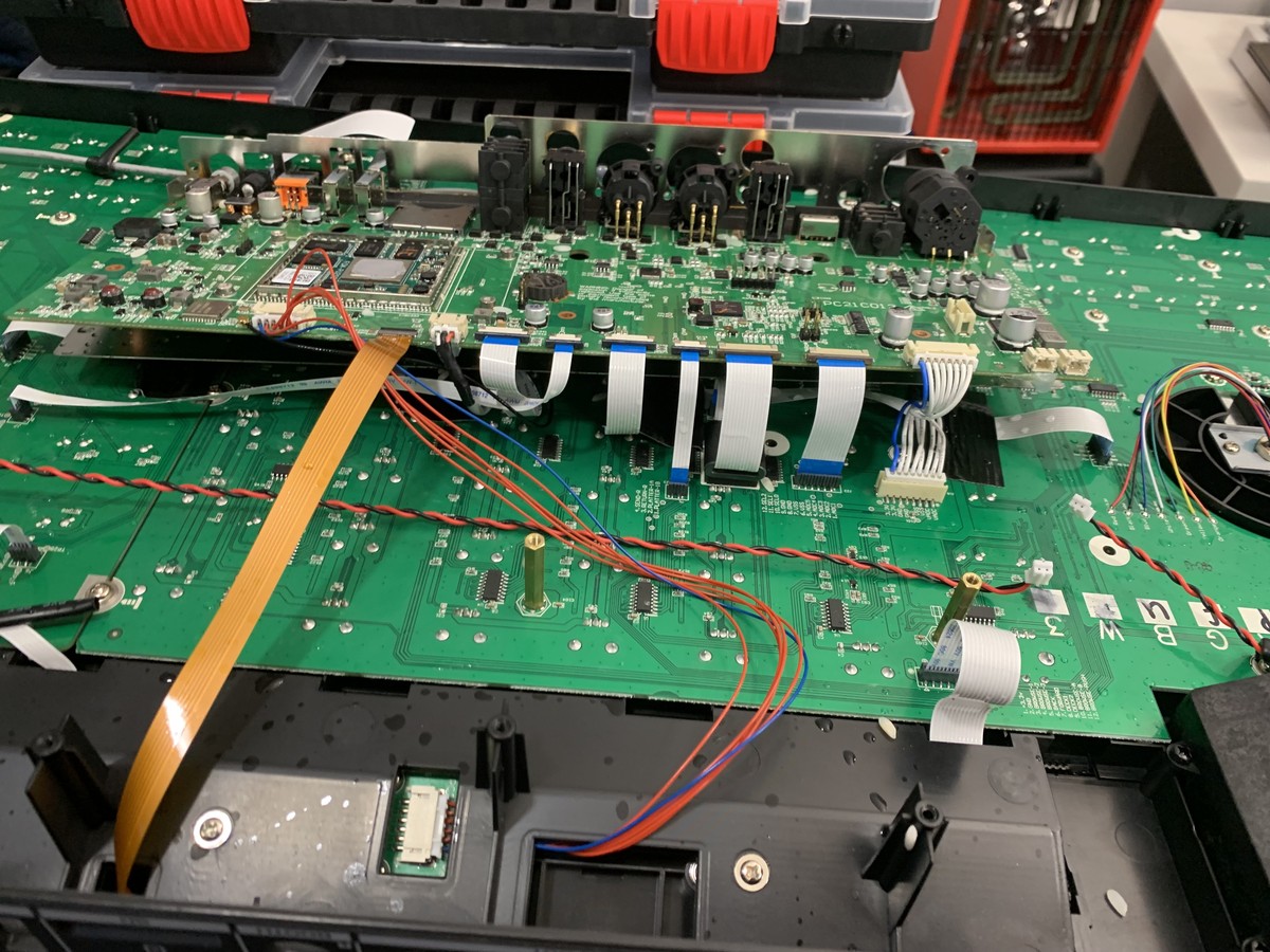 Kontroler DJ Denon podczas naprawy po zalaniu w serwisie AudioLabs.pl