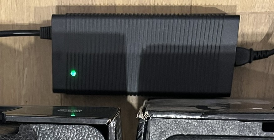 Zasilacz Fanatec do bazy DD1 i DD2 z widoczną zieloną diodą