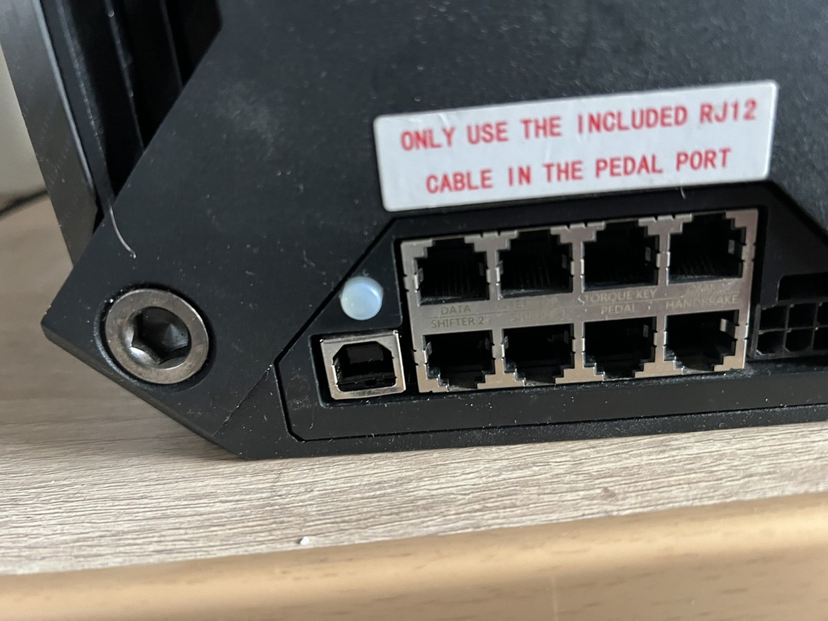 Uszkodzone złącze USB w bazie Fanatec DD1 podczas naprawy w serwisie AudioLabs.pl