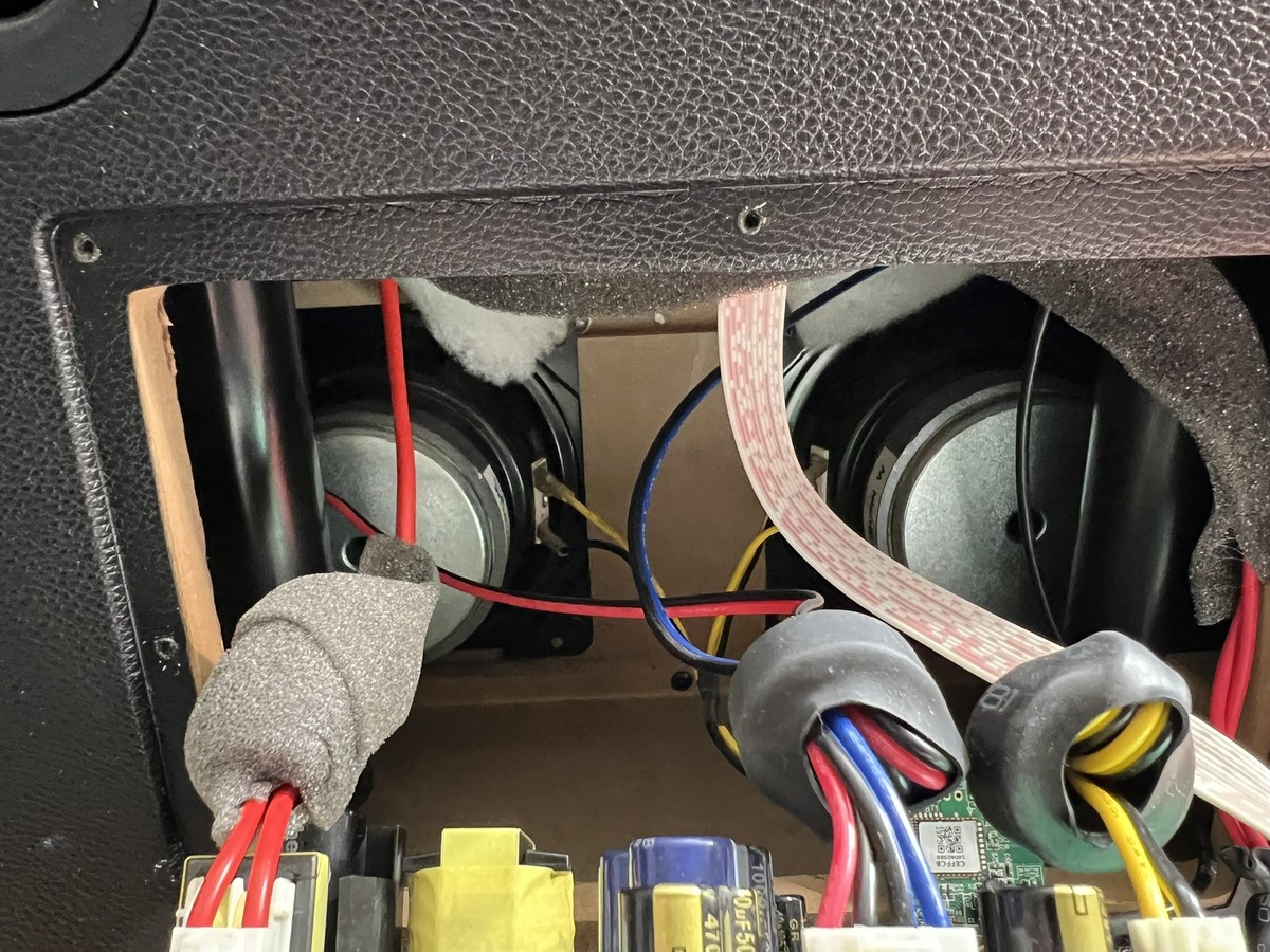 Głośnik Marshall Woburn podczas naprawy. Widoczna płyta z połączeniami oraz głośniki nisko-średniotonowe.