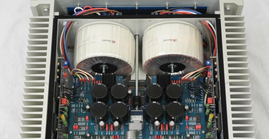 Wzmacniacz NAD w konstrukcji dual-mono.