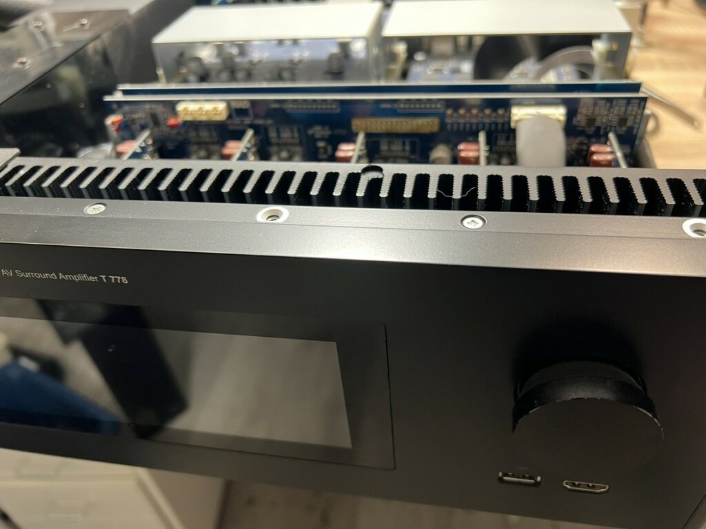 Amplituner NAD T778 podczas naprawy w serwisie AudioLabs.pl, widok z frontu