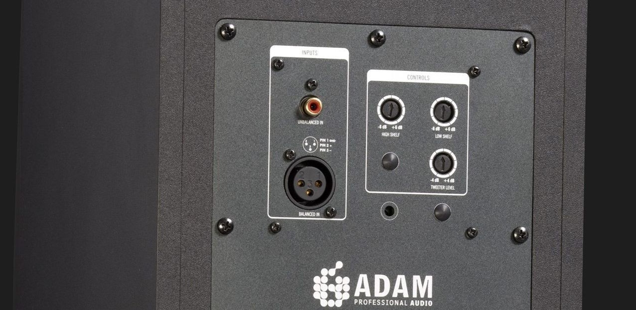 Monitor odsłuchowy Adam Audio A7X, widoczne wejścia i kontrolki poziomów