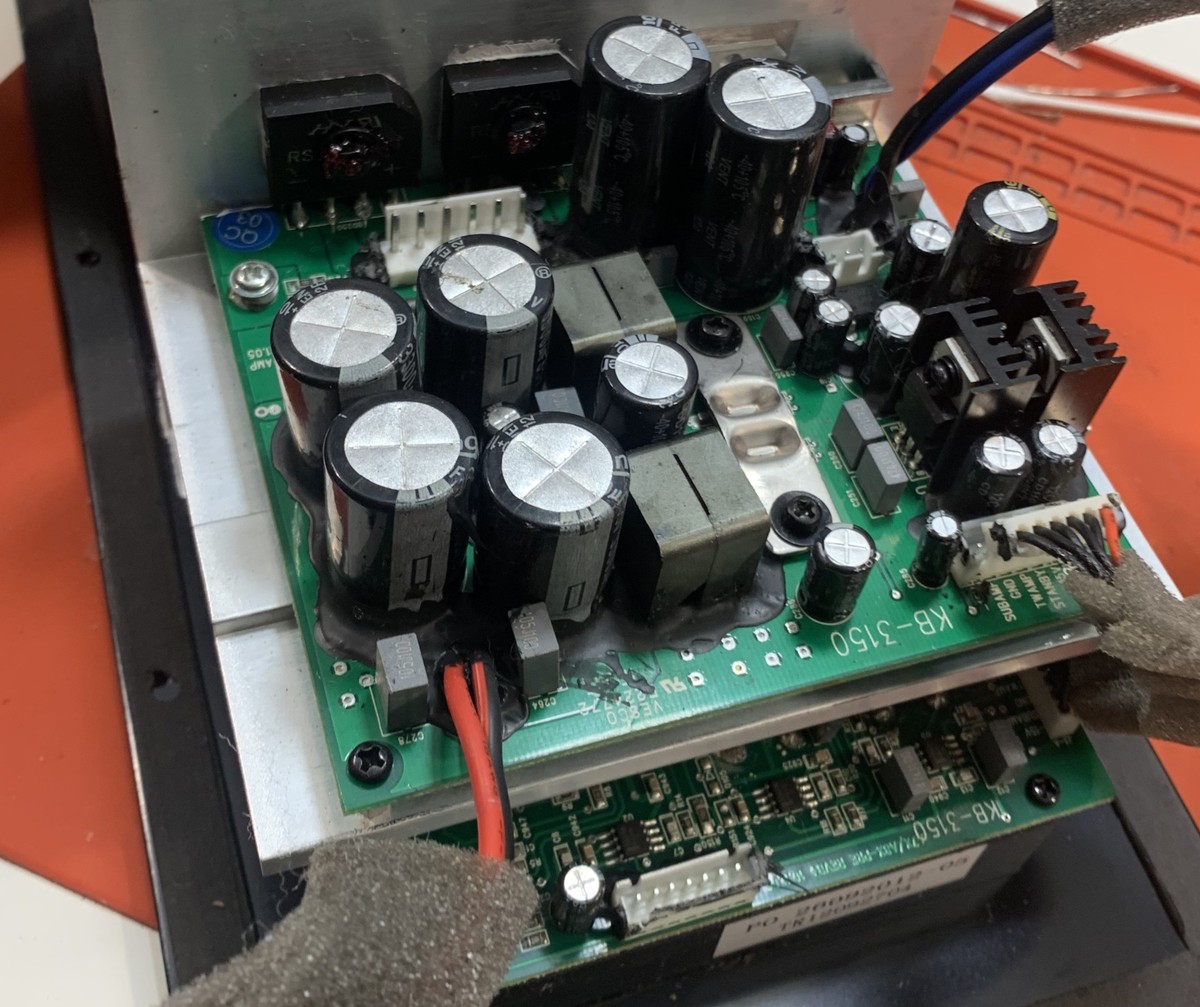 Elektronika monitorów odsłuchowych Adam Audio podczas naprawy w serwisie AudioLabs.pl