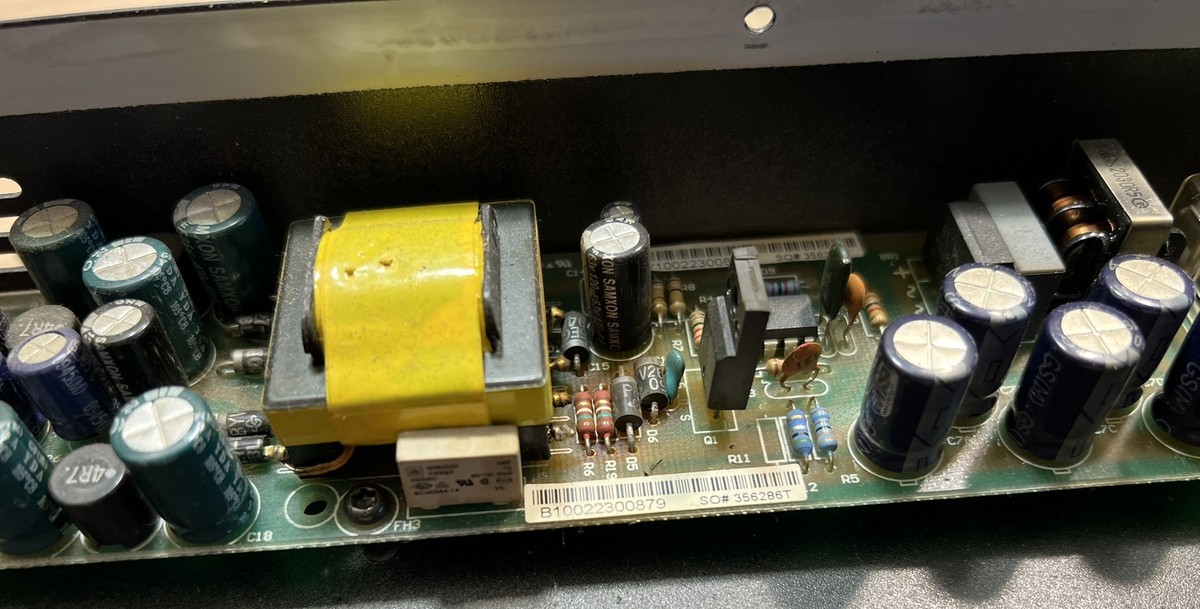 Zasilacz SMPS miksera Allen & Heath podczas wymiany kondensatorów, naprawa buczenia