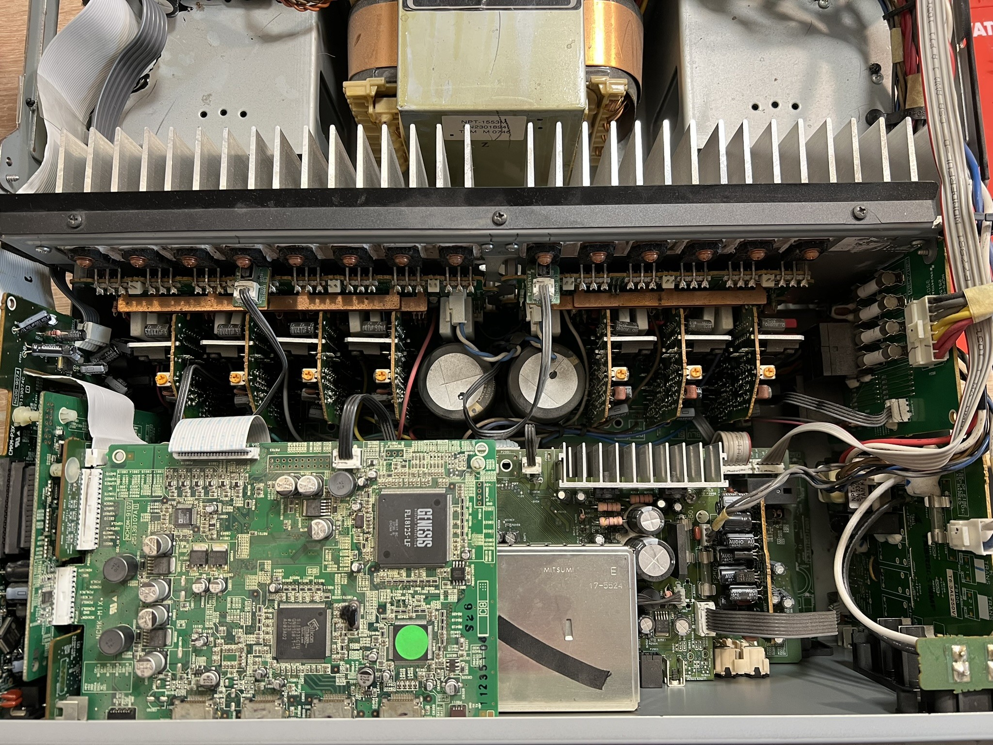 Wzmacniacz Onkyo z kondensatorami umieszczonymi blisko źródła ciepła - końcówki mocy