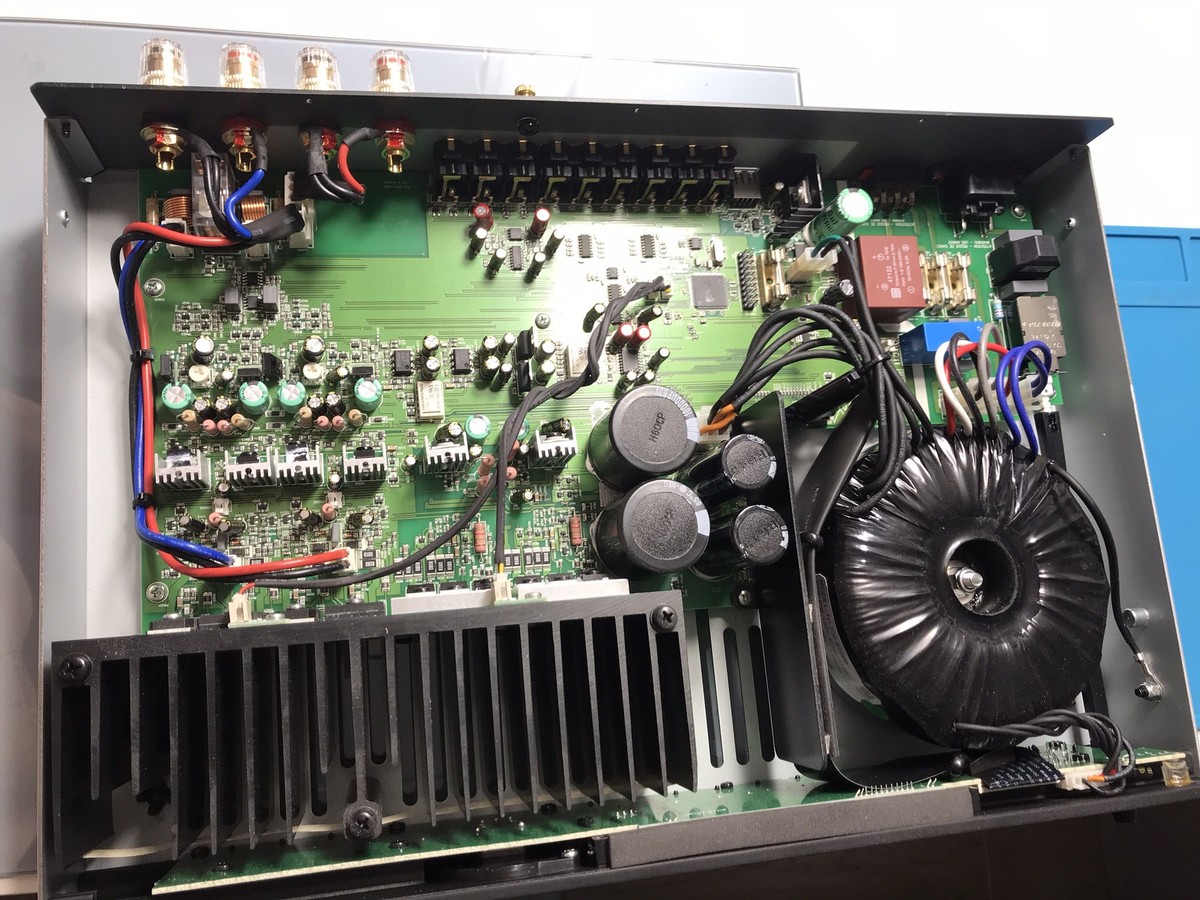 Wzmacniacz Arcam A28 podczas naprawy i renowacji w serwisie AudioLabs.pl