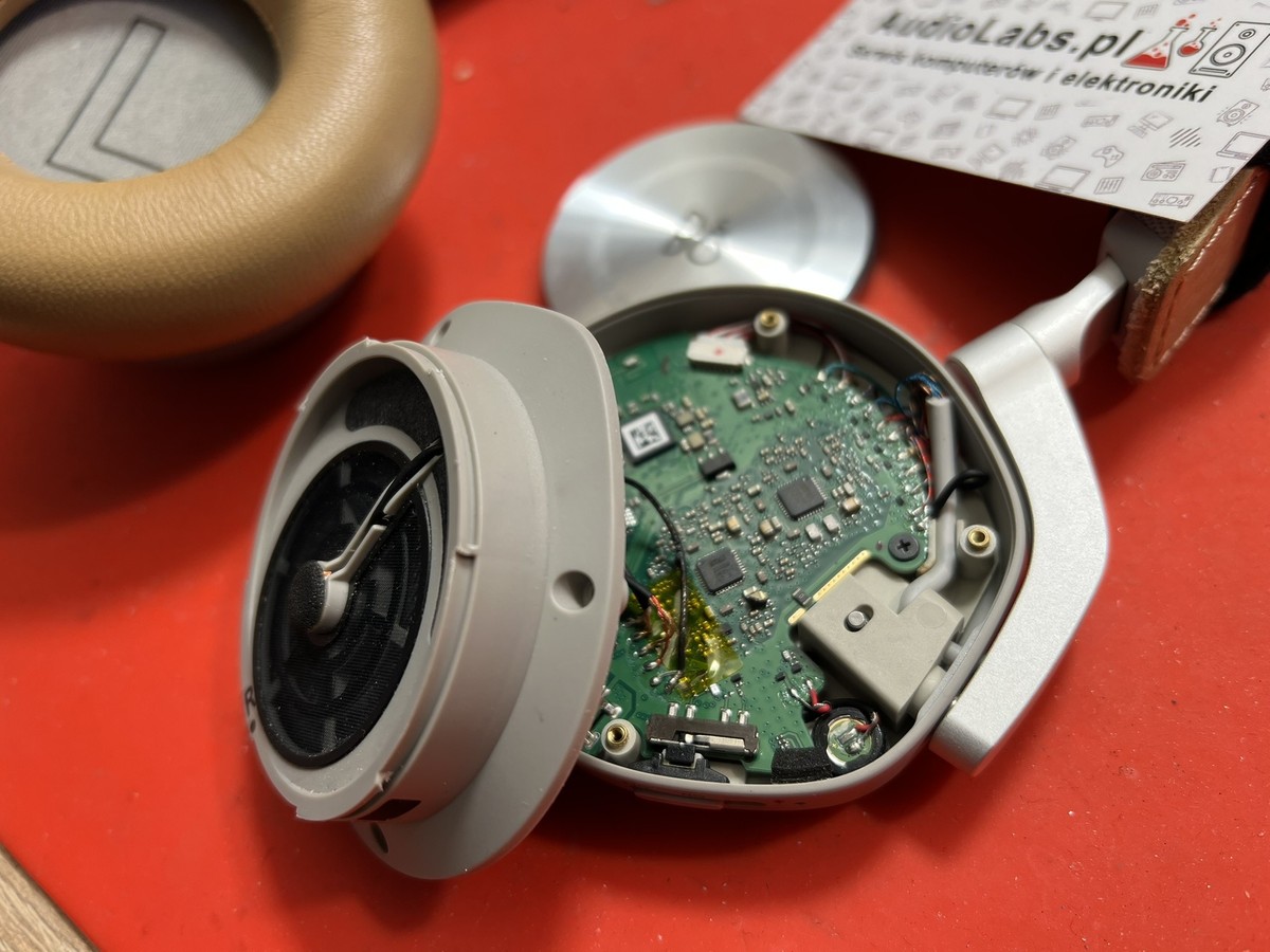 Elektronika słuchawek Bang & Olufsen H9i podczas naprawy w serwisie AudioLabs.pl