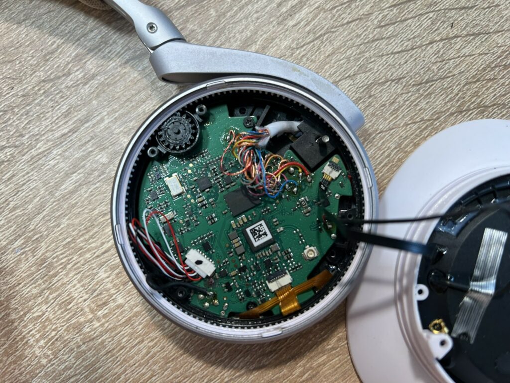 Słuchawki Bang&Olufsen H95 widok wewnątrz muszli, widoczne PCB i okablowanie
