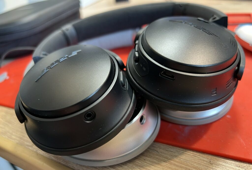 Słuchawki Bose QC35 w kolorze srebrnym i czarnym