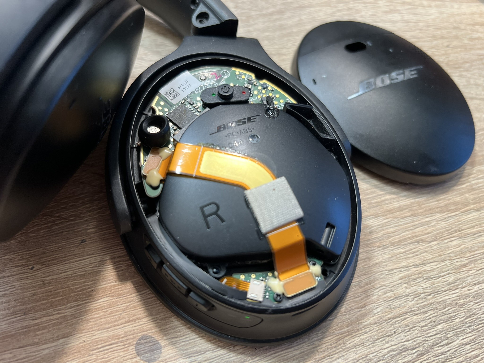 Bose QC35 rozebrane, przygotowane do wymiany przetwornika