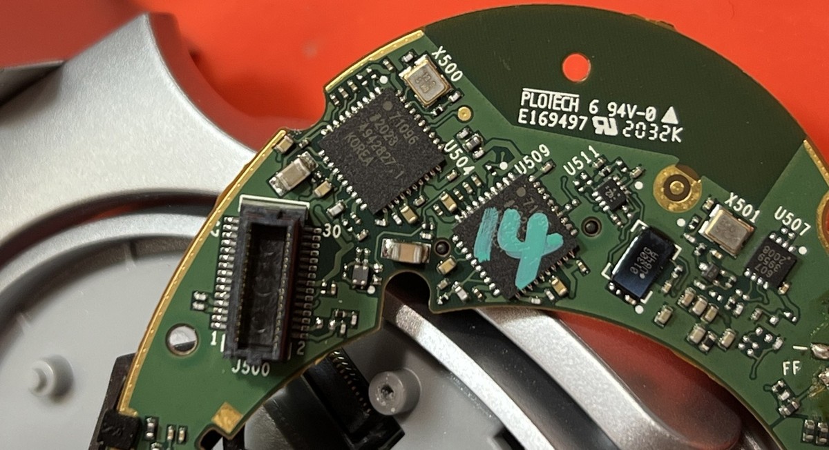 Płyta główna słuchawek Bose QC35 podczas naprawy w serwisie AudioLabs.pl