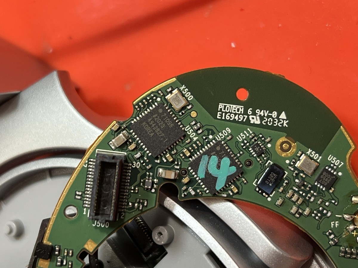 Widoczna elektronika słuchawek Bose QC45 podczas naprawy systemu ANC w serwisie AudioLabs.pl