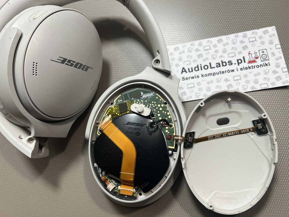 Elektronika słuchawek nausznych Bose podczas naprawy w serwisie AudioLabs.pl