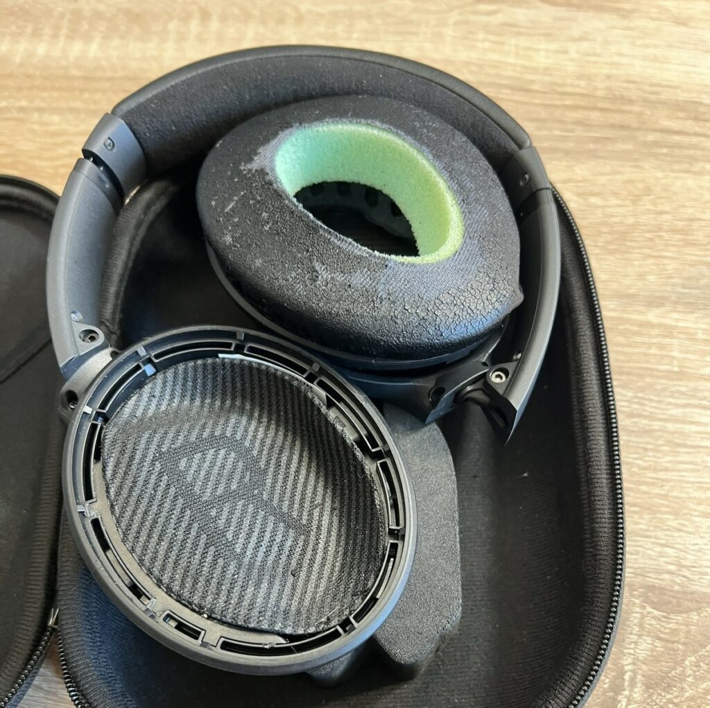 Wymiana poduszek i padów w słuchawkach - zużyte nauszniki w Bose QC35