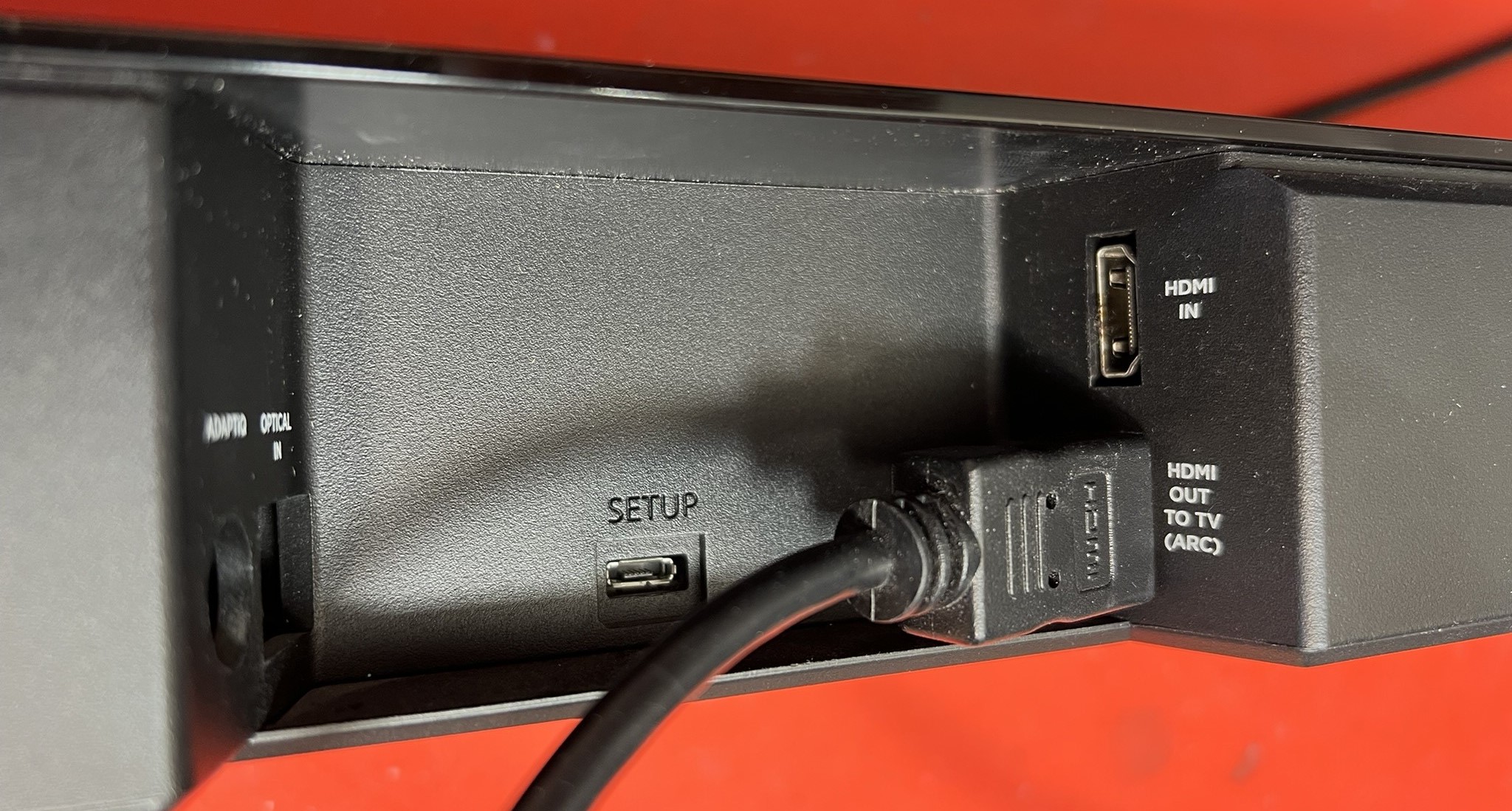 Tył soundbara z podłączonym kablem HDMI