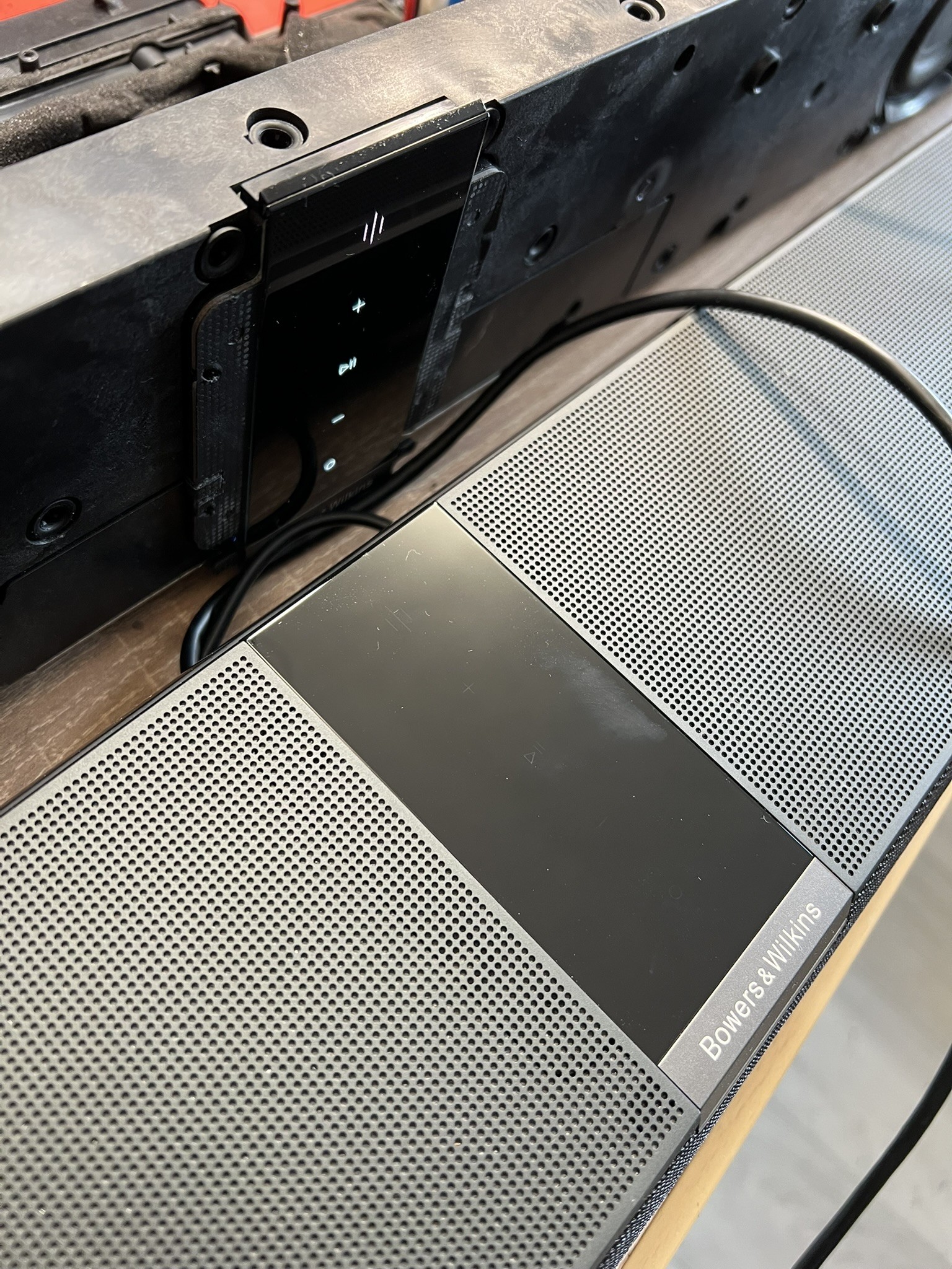 Dwa soundbary Bowers Wilkins Panorama 3 podczas naprawy braku uruchamiania w serwisie AudioLabs.pl