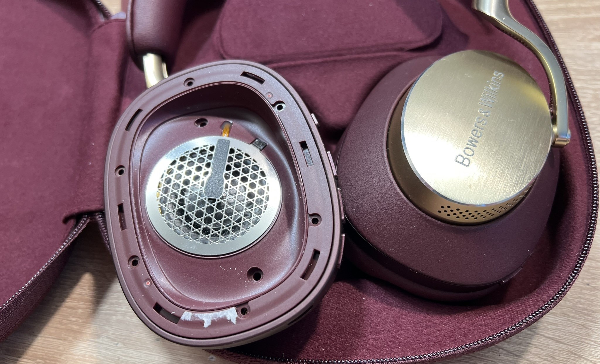 Słuchawki Bowers Wilkins PX8 w kolorze wiśniowym rozebrane do naprawy, widoczny przetwornik