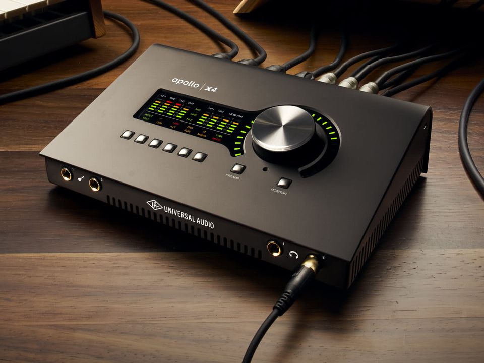 Interfejs audio Apollo X4 z podłączonymi kablami