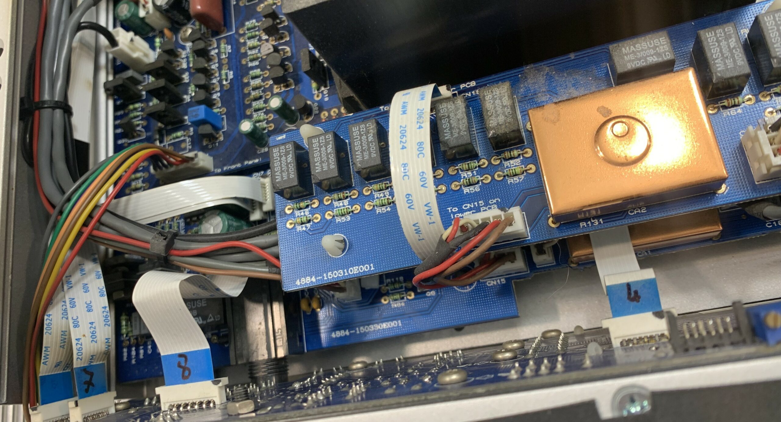 Wnętrze wzmacniacza Cambridge Audio Azur 840a, widoczna płyta regulacji głośności z przekaźnikami