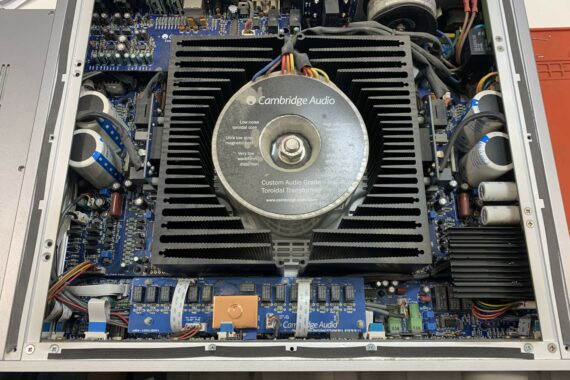 Wnętrze wzmacniacza Cambridge Audio Azur 840a, widoczny transformator toroidalny oraz duże żeberkowe radiatory