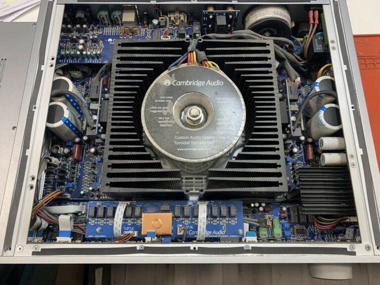 Wnętrze wzmacniacza Cambridge Audio Azur 840a, widoczny transformator toroidalny oraz duże żeberkowe radiatory