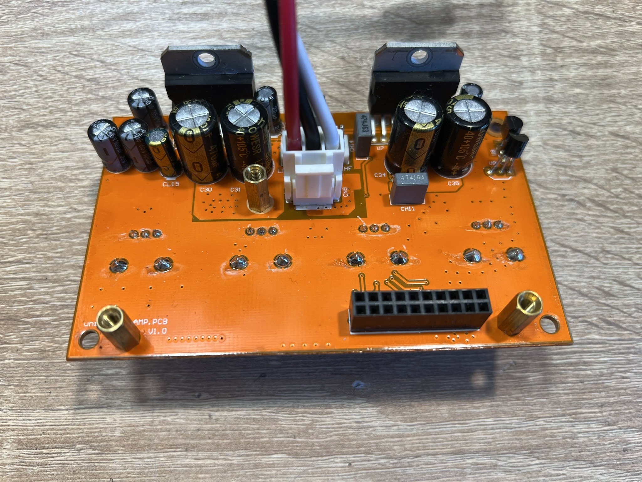 Płyta wzmacniacza monitora ESI UniK 8 podczas naprawy w serwisie AudioLabs.pl