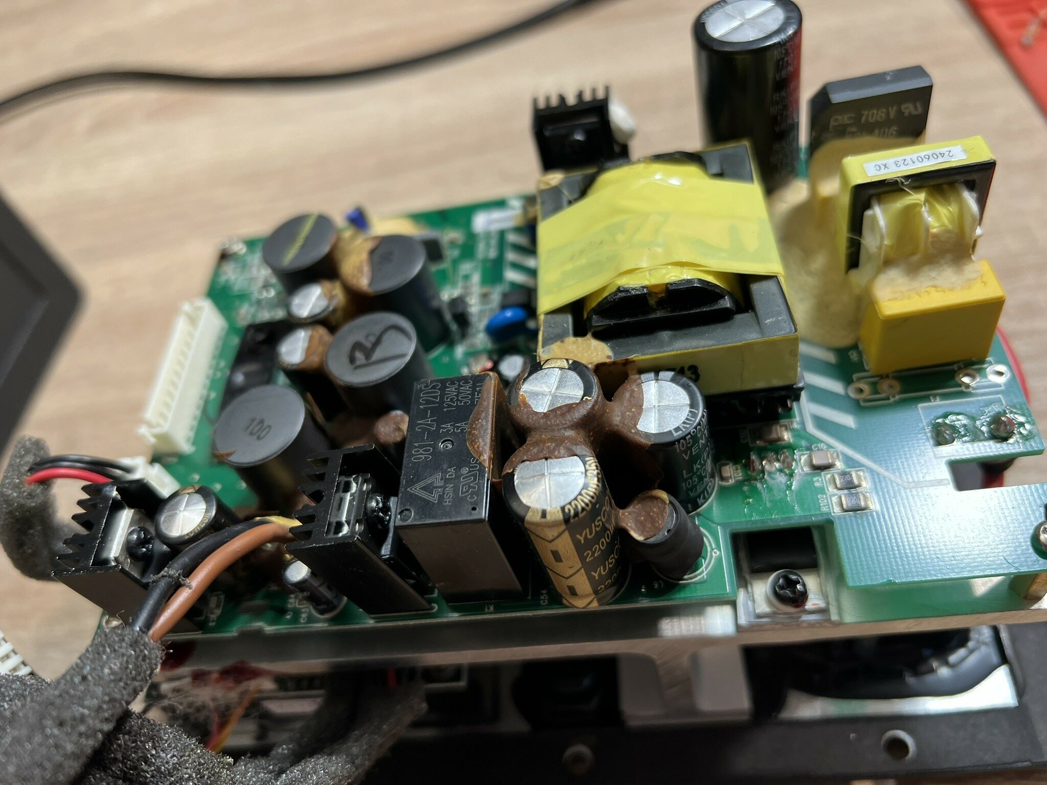 Wybrzuszone, zużyte kondensatory widoczne na płycie zasilacza w głośniku Audio Pro podczas naprawy w serwisie AudioLabs.pl