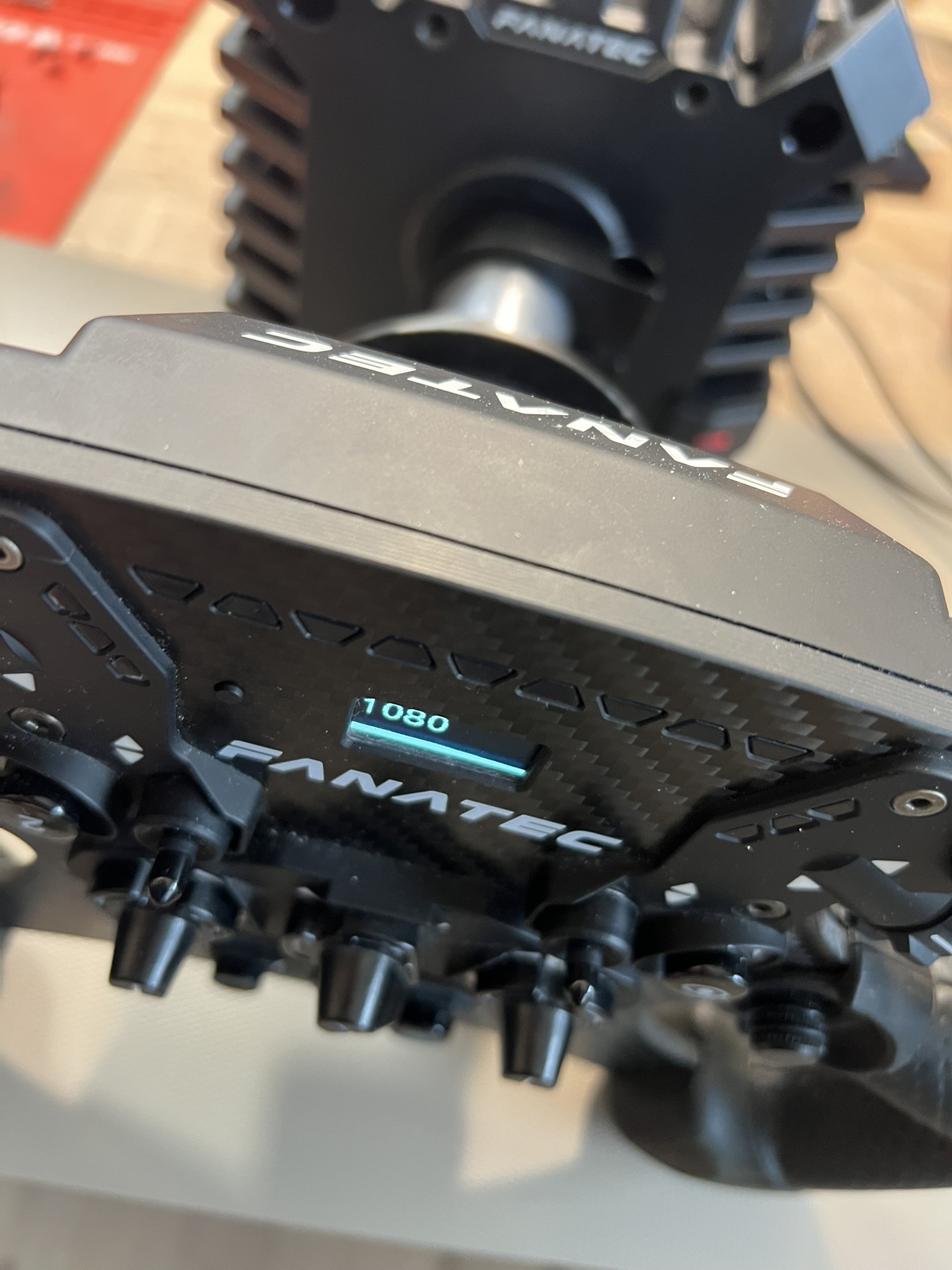 Baza Fanatec CSL DD połączona z komputerem - widoczna czerwona dioda na przycisku zasilania 