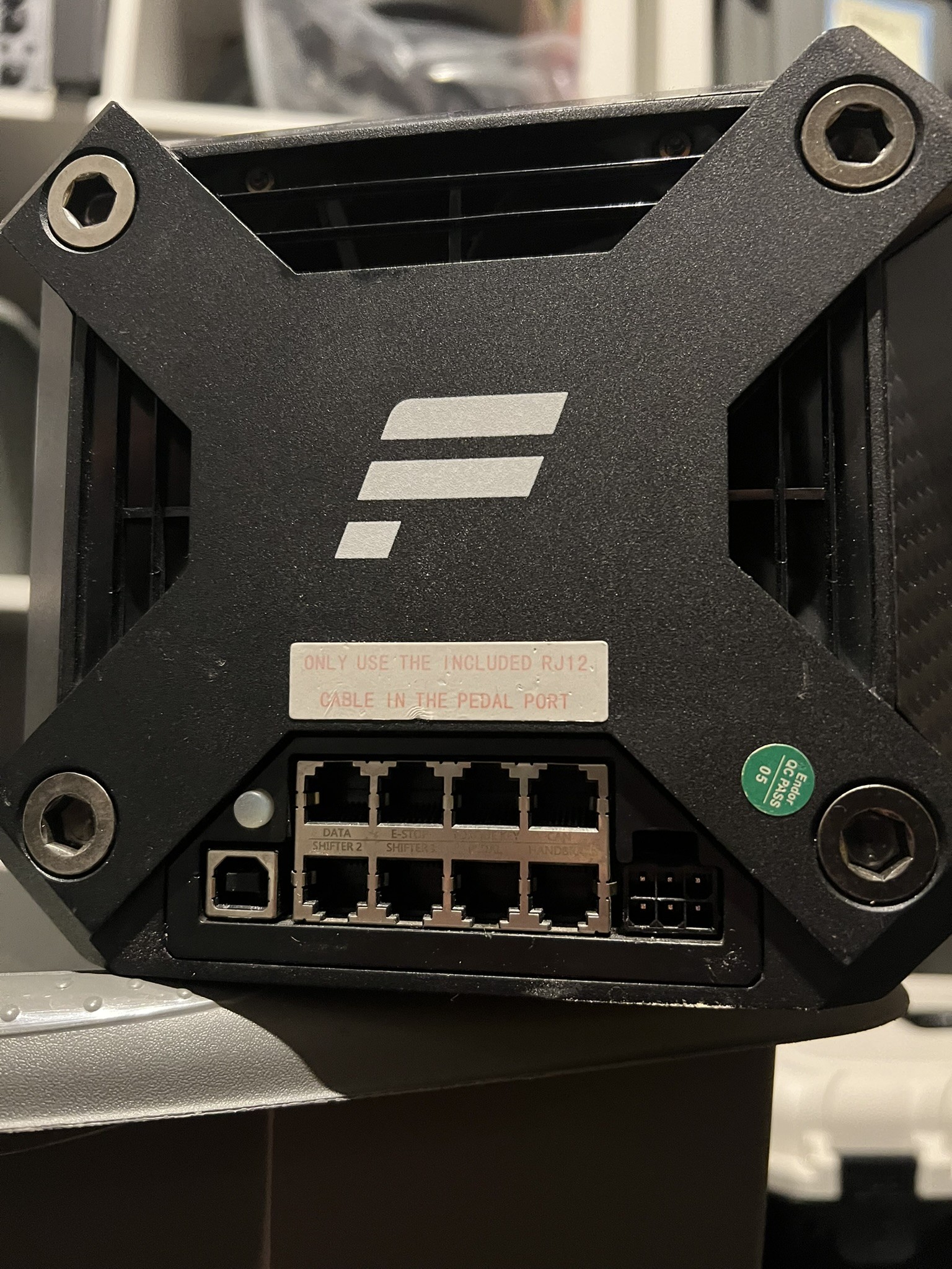 Baza Fanatec DD1, widoczne porty z tyłu - USB, zasilanie, RJ