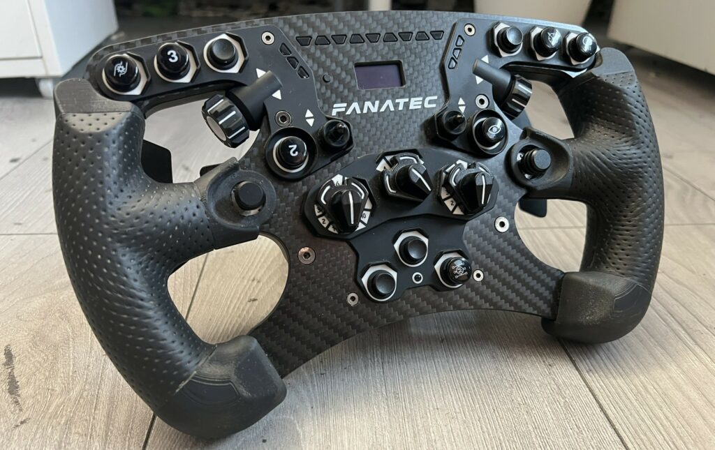 Kierownica Fanatec F1, która trafiła do naprawy na rozłączanie się z komputerem