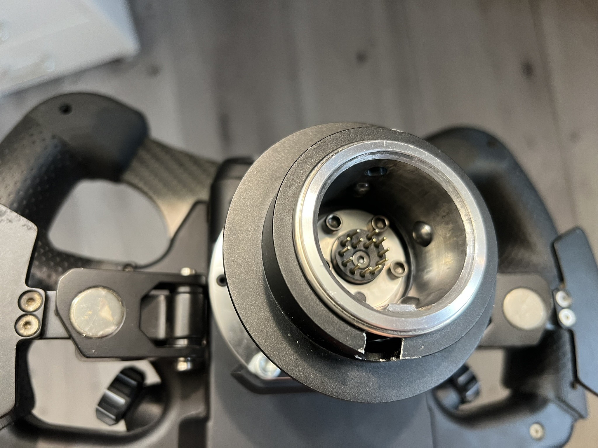 Quick Release obręczy Fanatec F1, widoczne idealnie proste piny po naprawie w serwisie AudioLabs.pl