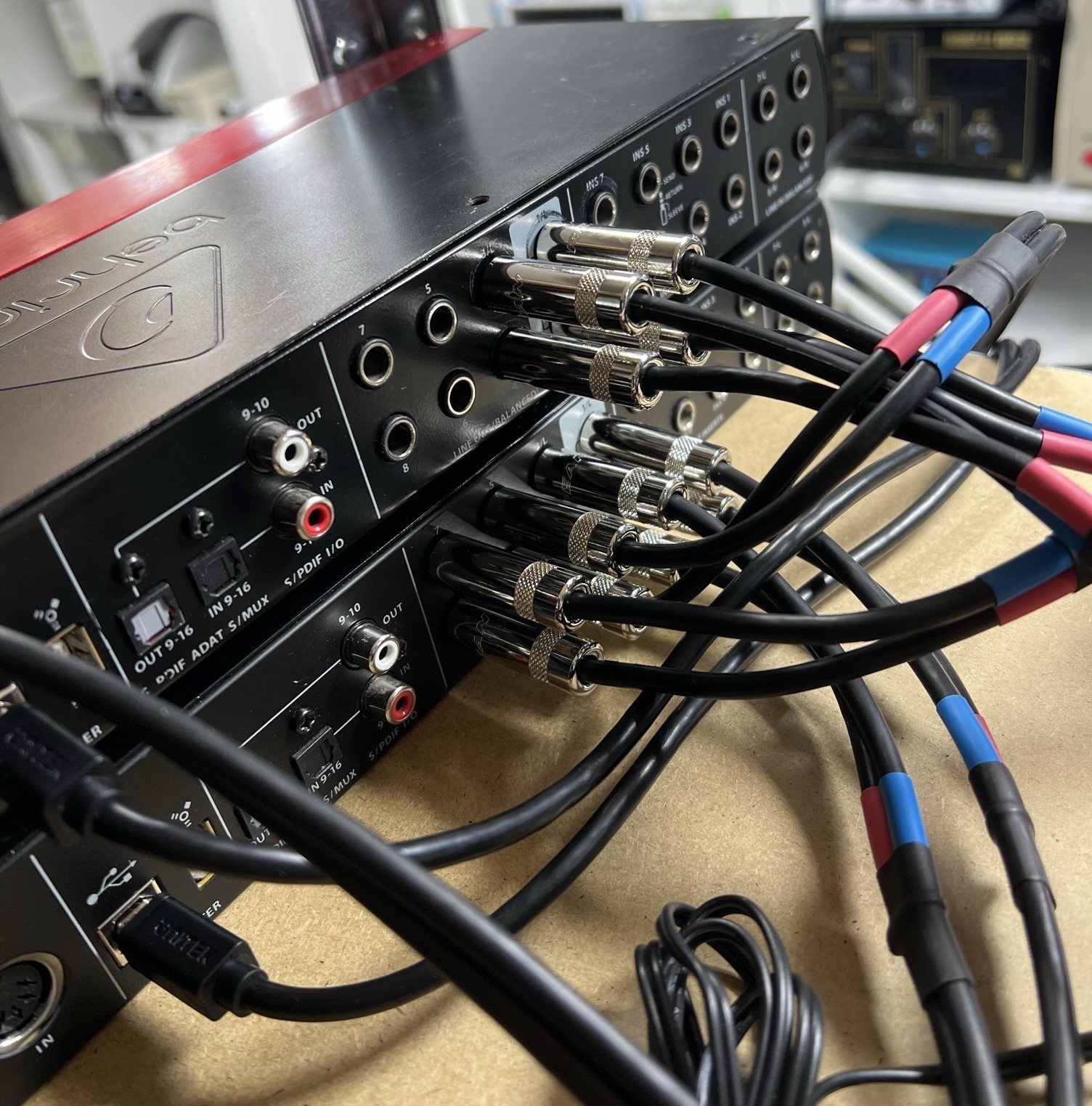 Interfejs audio z podłączonymi kablami TRS podczas testów w serwisie