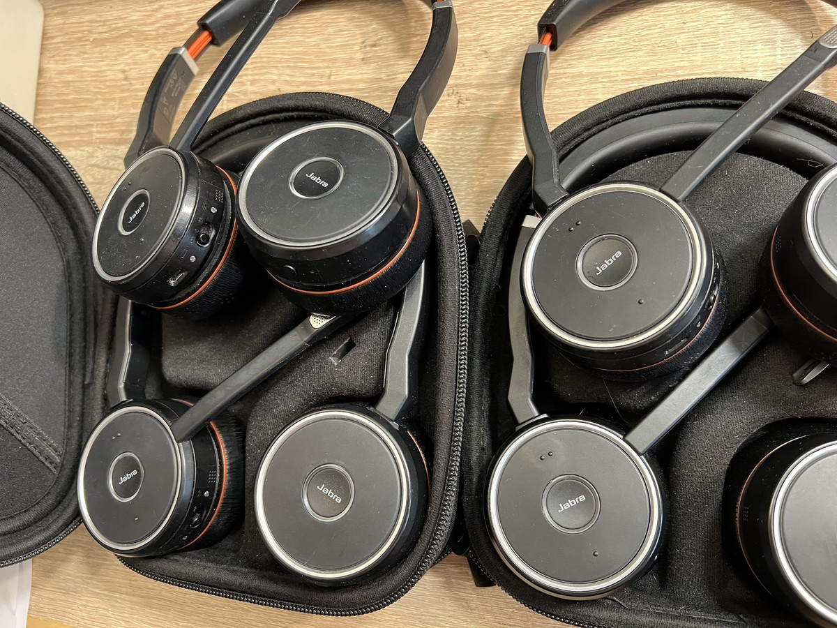 Cztery pary słuchawek call-centerowych Jabra Evolve 75 z uszkodzonym boom mic