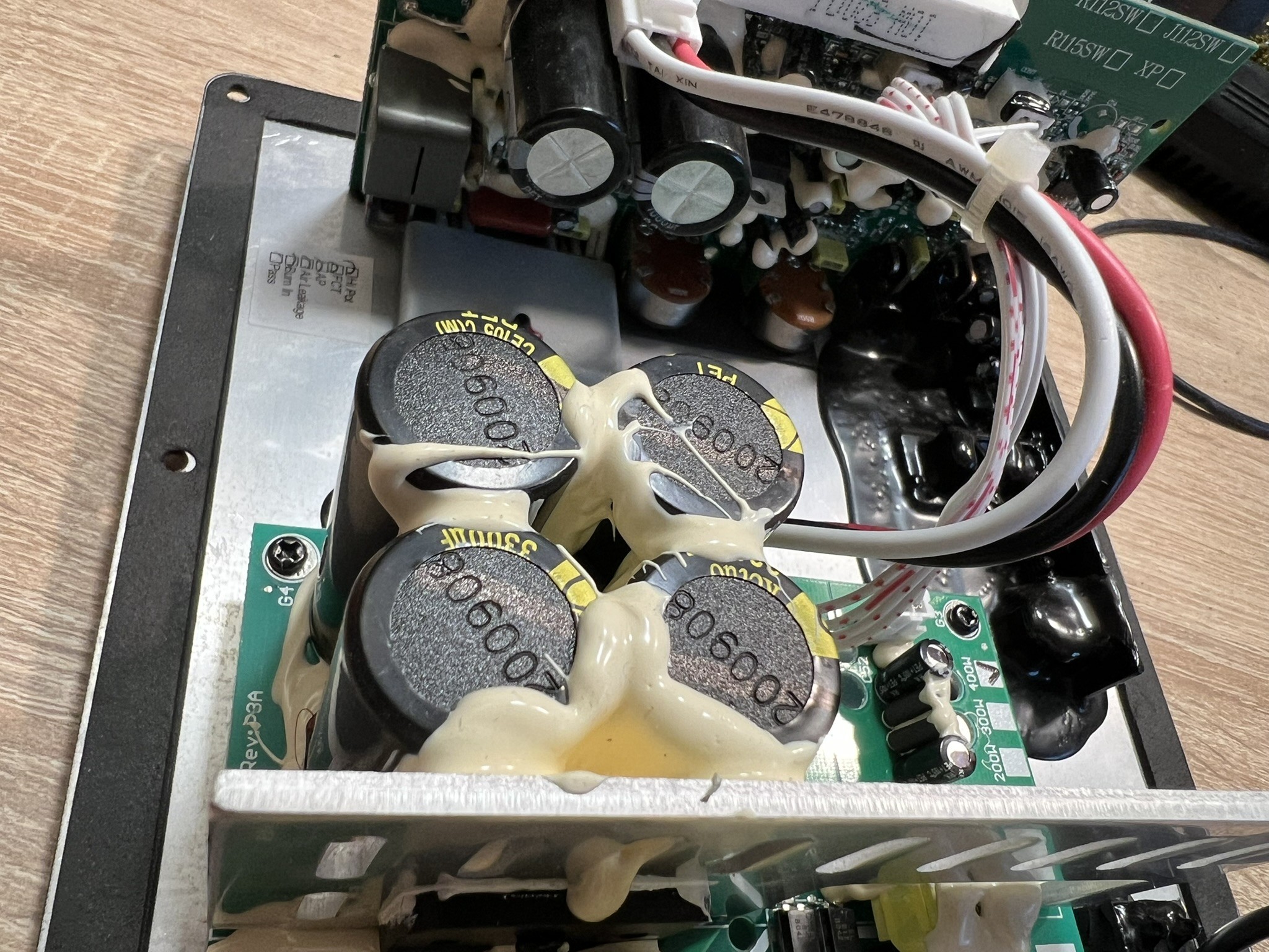 Elektronika subwoofera Klipsch podczas naprawy w serwisie AudioLabs.pl