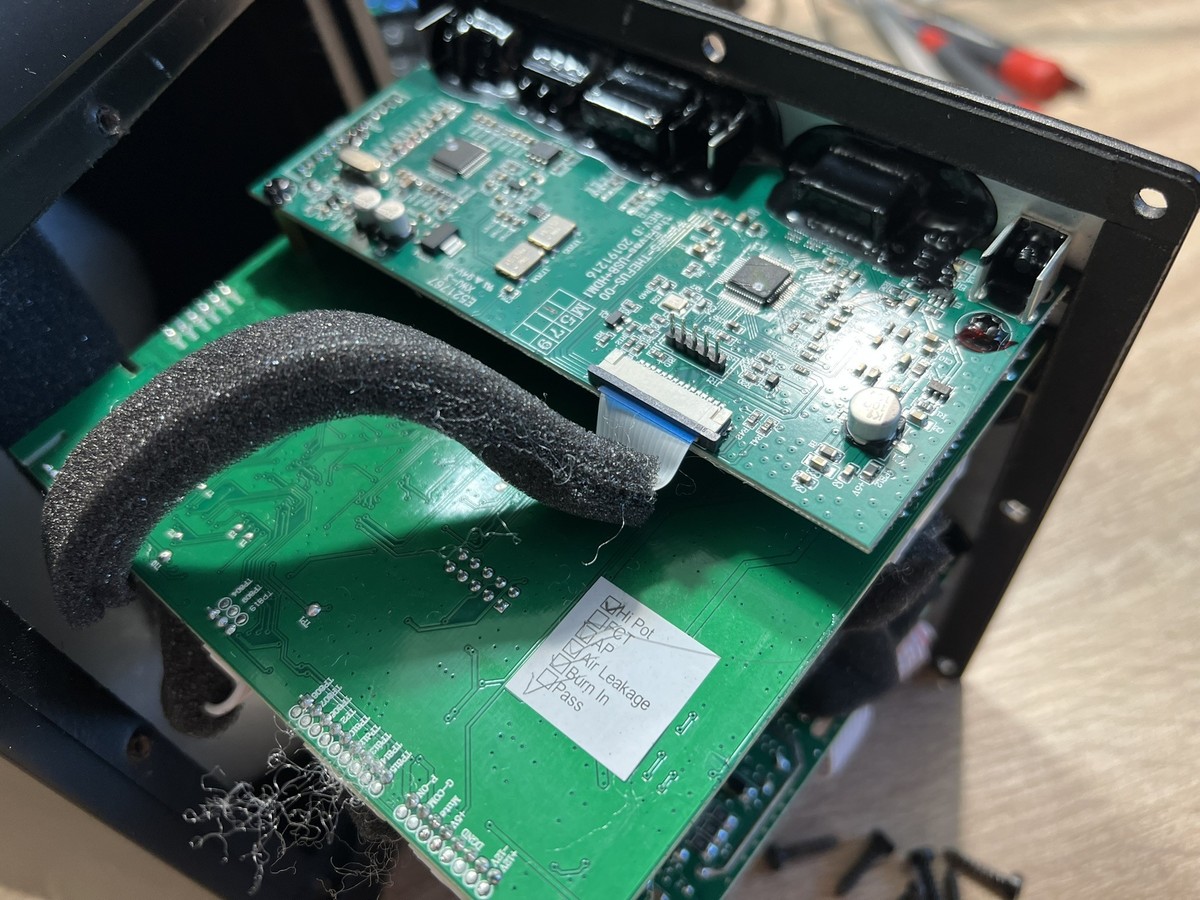 Elektronika głośnika aktywnego podczas naprawy w serwisie AudioLabs.pl, widoczna płytka przedwzmacniacza