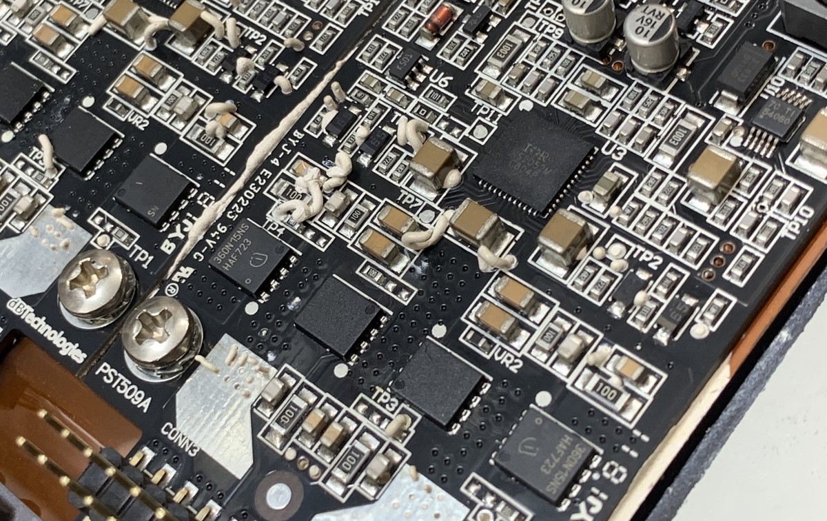 Wzmacniacz w klasie D, widoczny sterownik IRS2052M i tranzystory wykonawcze MOSFET.