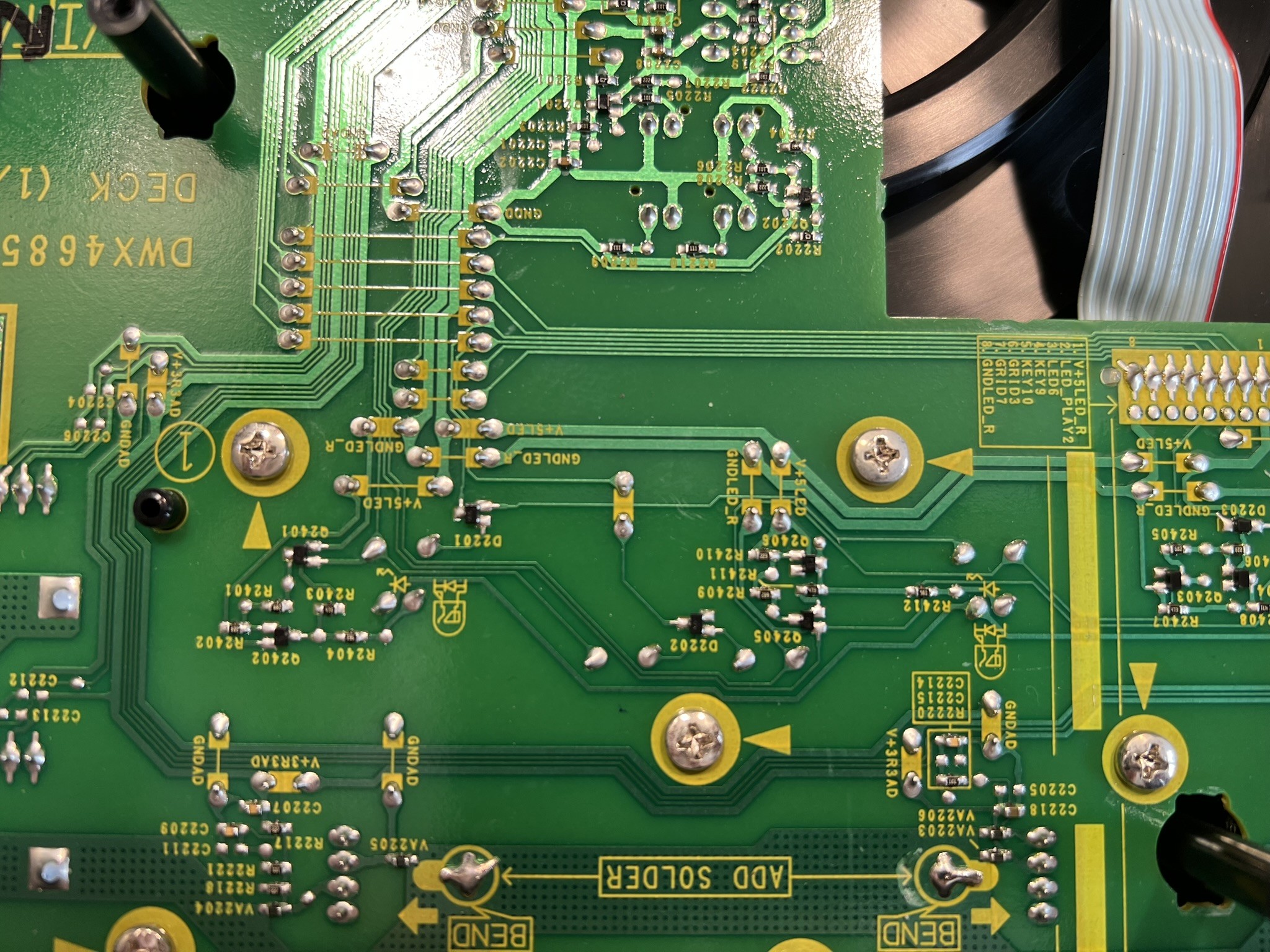 Płytka drukowana z widocznymi zimnymi lutami