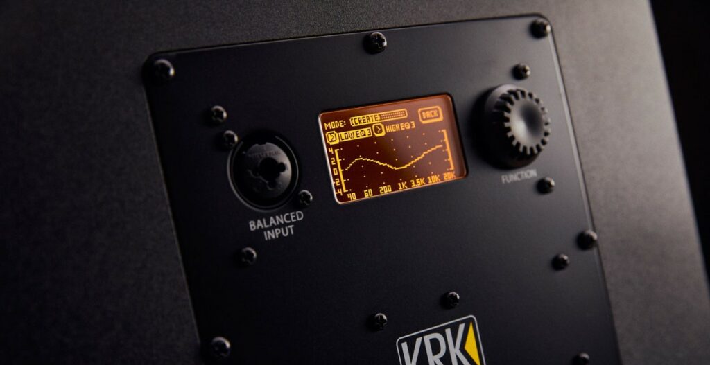 Tył monitora KRK Rokit 7 G5 z widocznym wyświetlaczem do sterowania DSP