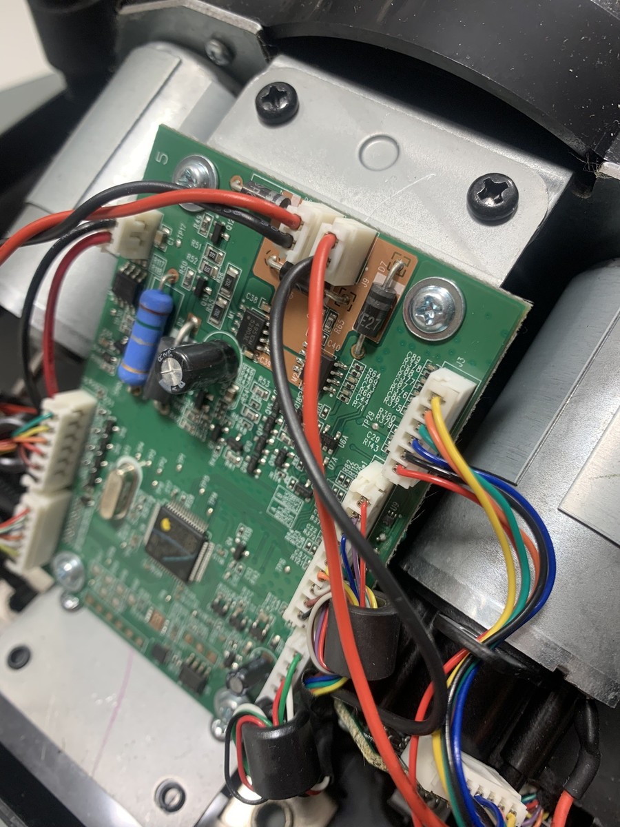 Kierownica Logitech po naprawie dymiących silników w serwisie AudioLabs.pl, zbliżenie na płytę sterującą