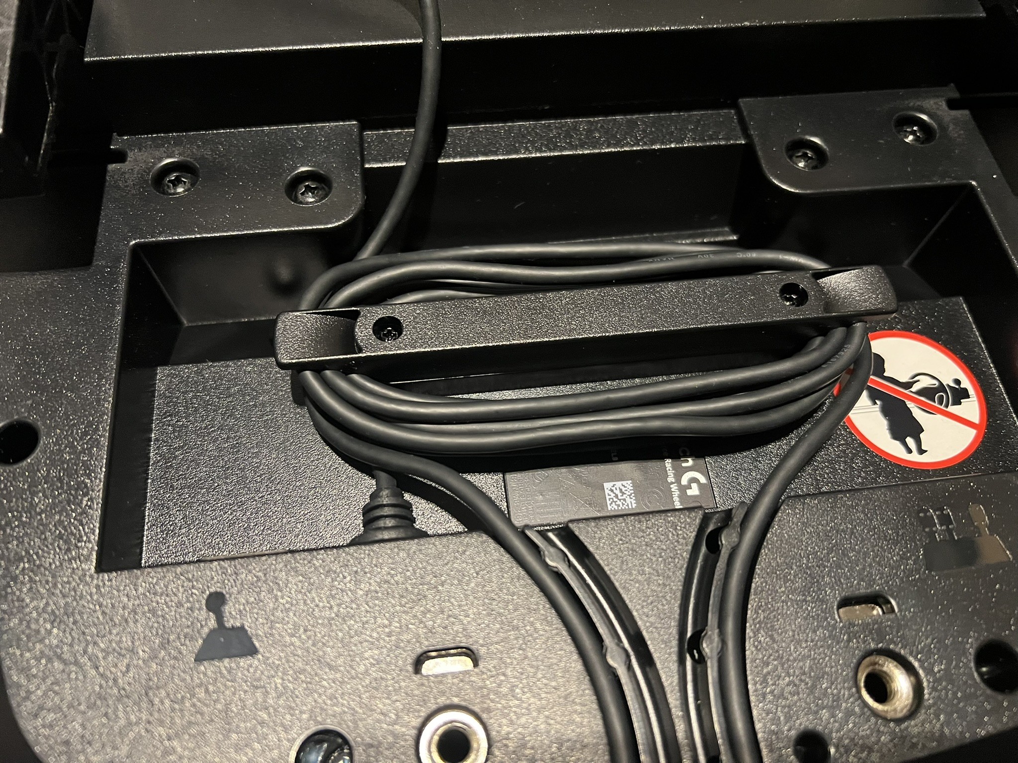 Kierownica Logitech G29 po serwisie, widok od dołu na wymieniony kabel USB.