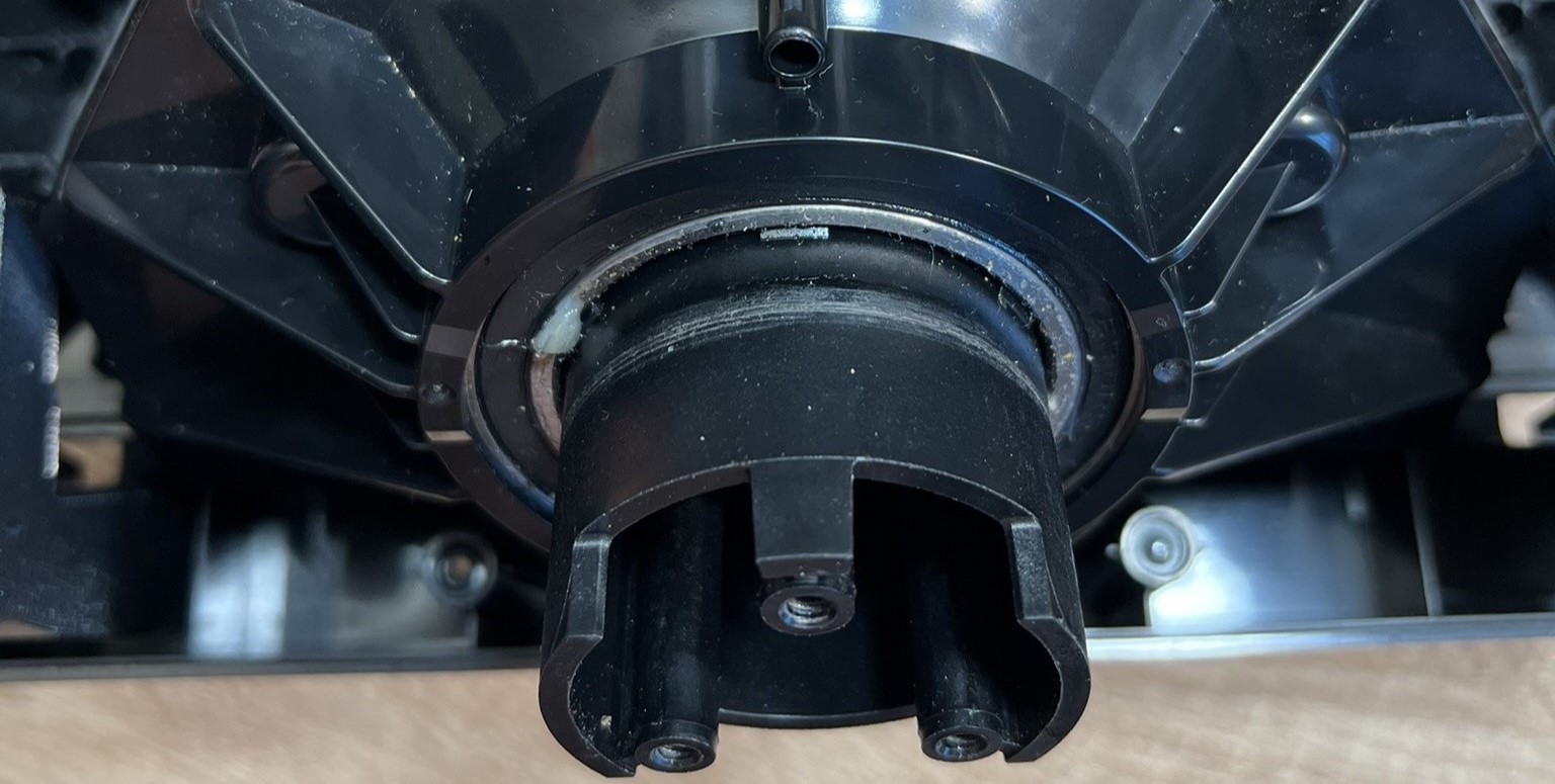 Rozebrana kierownica Logitech podczas naprawy, widoczne wnętrze i mechanika