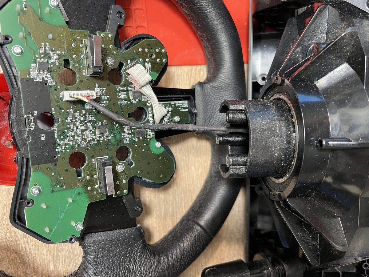 Rozebrana kierownica Logitech G923 - diagnostyka sterownika