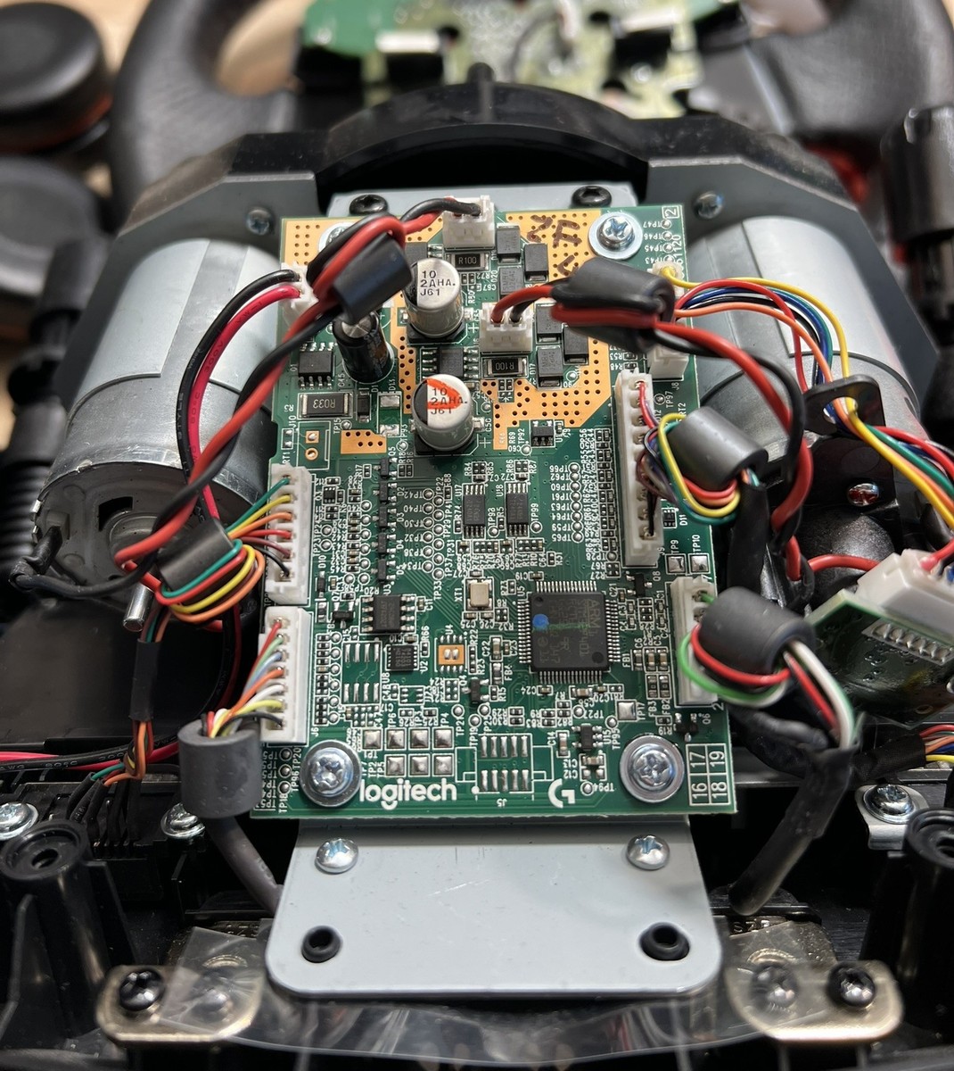 Elektronika kierownicy Logitech podczas naprawy w serwisie AudioLabs.pl
