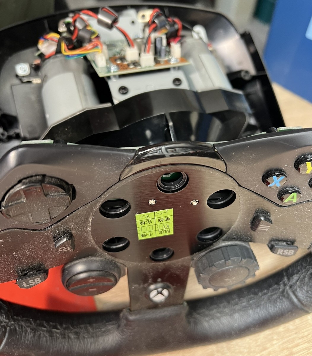 Elektronika Logitech G920 podczas naprawy migania białej diody w serwisie AudioLabs.pl