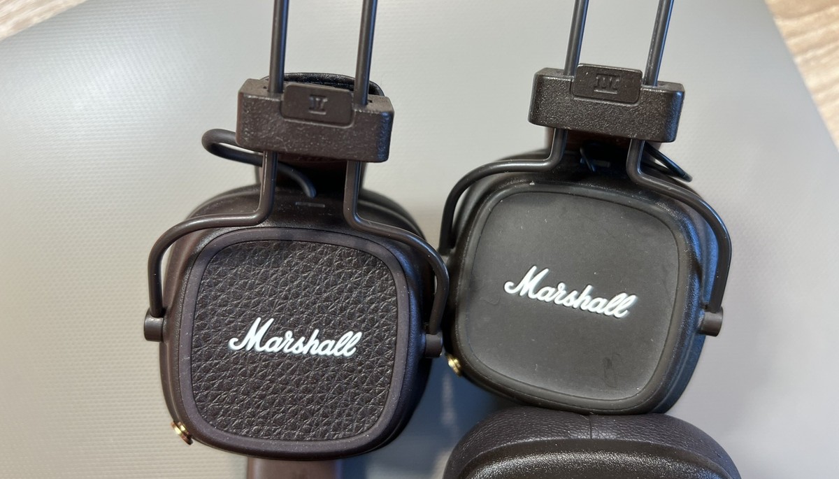 Słuchawki Major IV i V obok siebie, widoczne różnice w wyglądzie