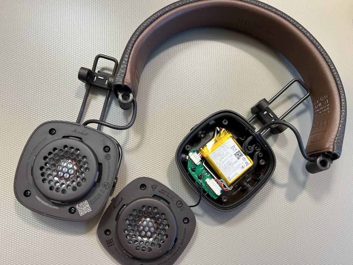 Wnętrze słuchawek Marshall Major V podczas naprawy braku uruchamiania w serwisie AudioLabs.pl
