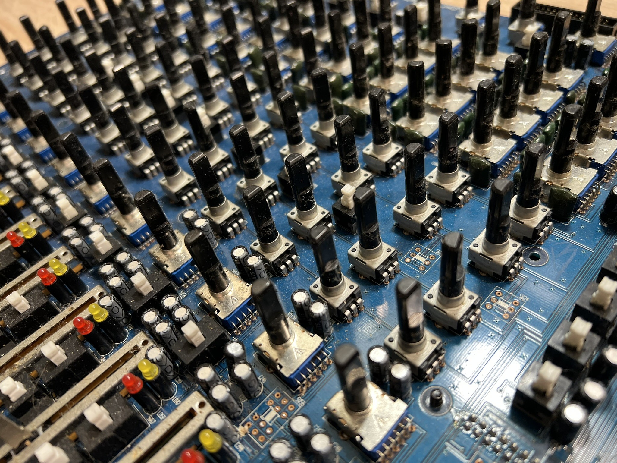 Stół mikserski Behringer, ponad 120 potencjometrów, przykład oszczędności producenta na częściach