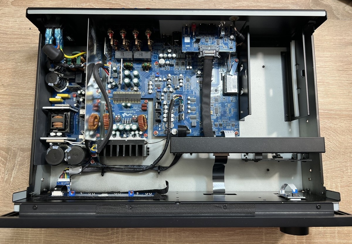 Wnętrze wzmacniacza NAD C3050. Widoczny zasilacz, preamp i selektor oraz wzmacniacz mocy.